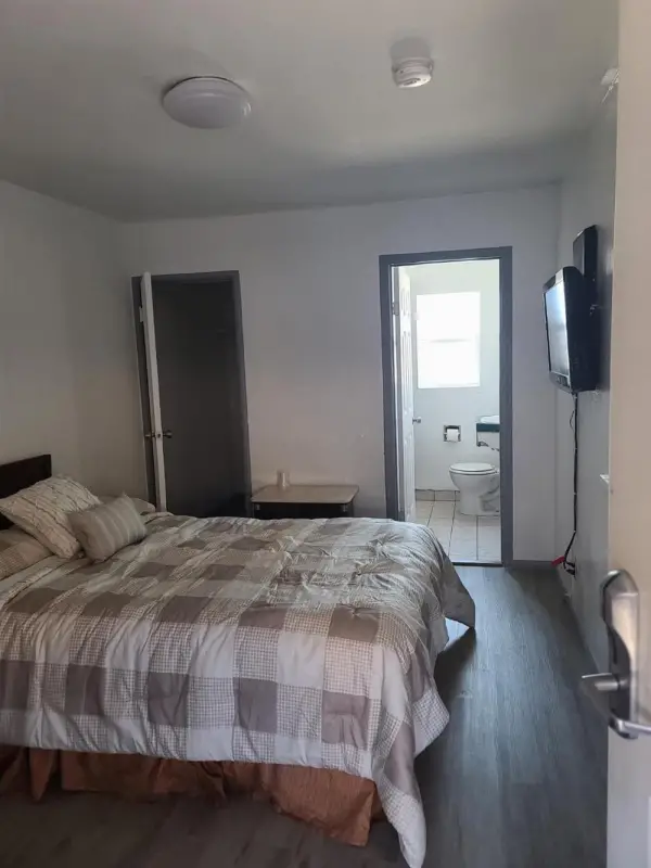 Nights Inn Motel 4